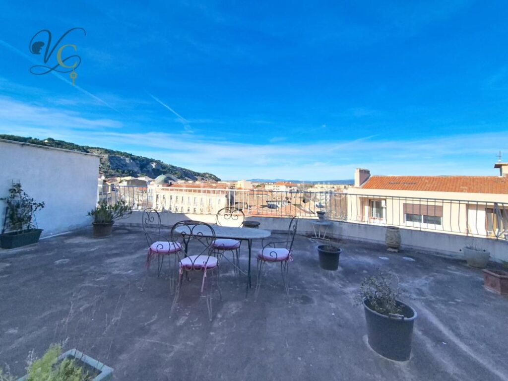 Appartement lumineux au dernier étage avec terrasse et parking sécurisé – 3 pièces – 2 chambres – 68 m²