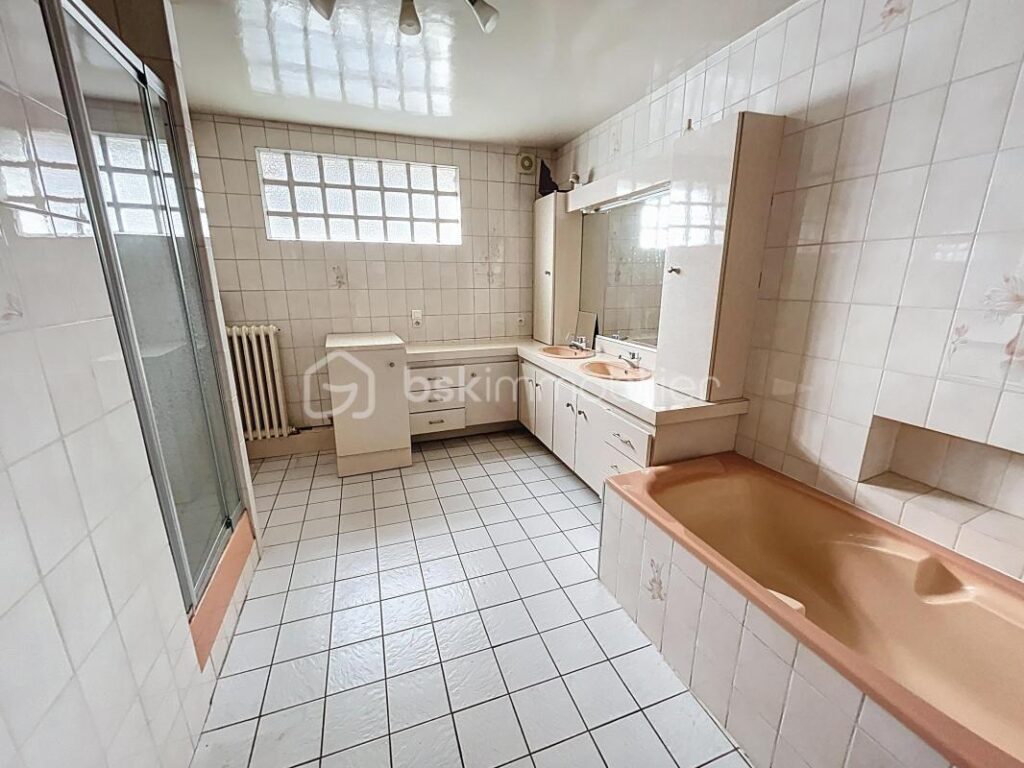 CORPS DE FERME AVEC HANGARS ET PATURE – 8 pièces – 4 chambres – 222 m²