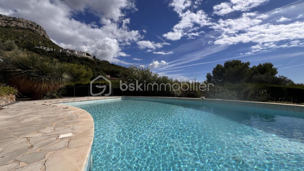 VILLA D’ARCHITECTE – VUE MER PANORAMIQUE – PISCINE – GARAGE – PROCHE CENTRE-VILLE – 7 pièces – 5 chambres – 230 m²