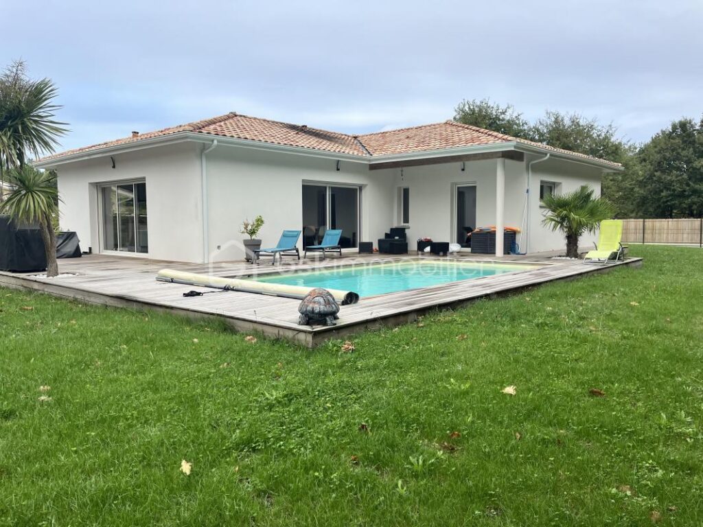 Maison contemporaine avec piscine – 4 pièces – 3 chambres – 130 m²