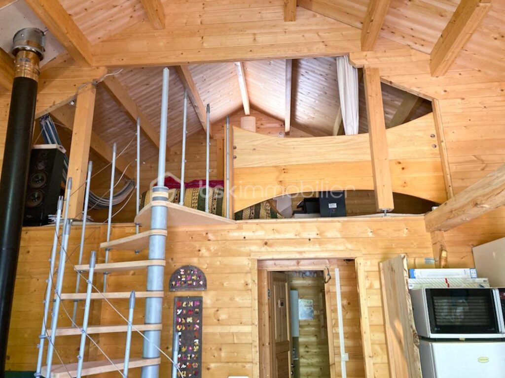 Chalet récent en bois au bord de la rivière sur un terrain plat de 5 460 m² – 3 pièces – 2 chambres – 70 m²