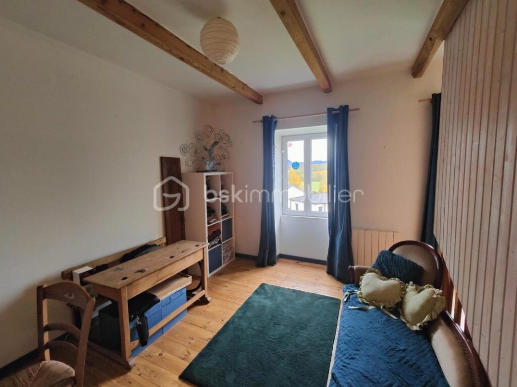 🏡 Maison de charme en pierre – 7 pièces – Vue exceptionnelle sur le Puy-de-Dôme – 7 pièces – 5 chambres – 150 m²