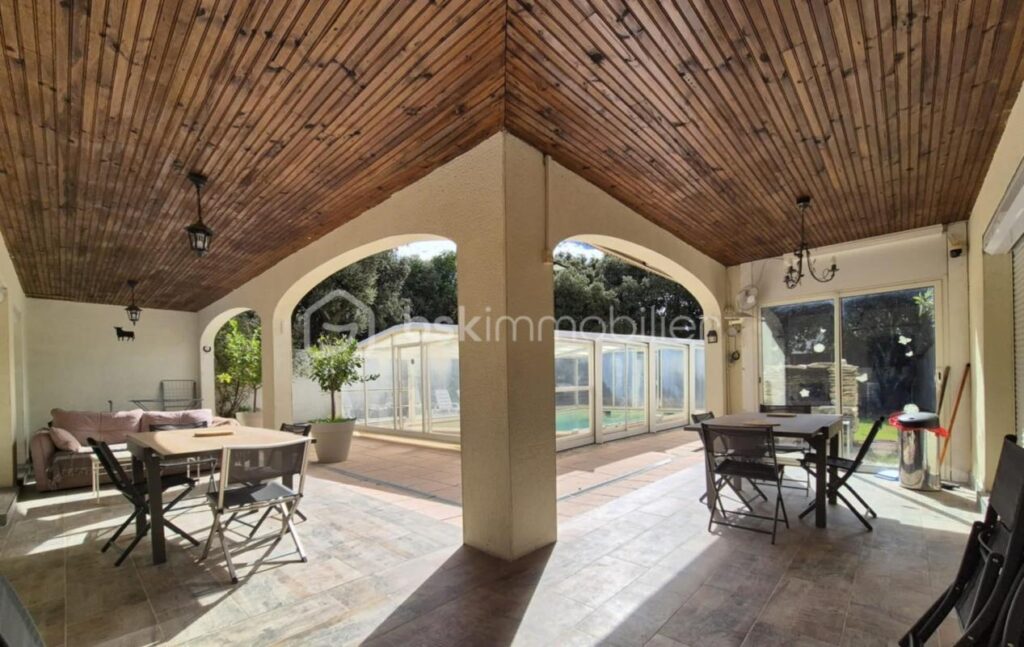 Propriété rare :Villa avec piscine et 3 dépendances locatives – Un placement idéal – 9 pièces – 7 chambres – 190 m²