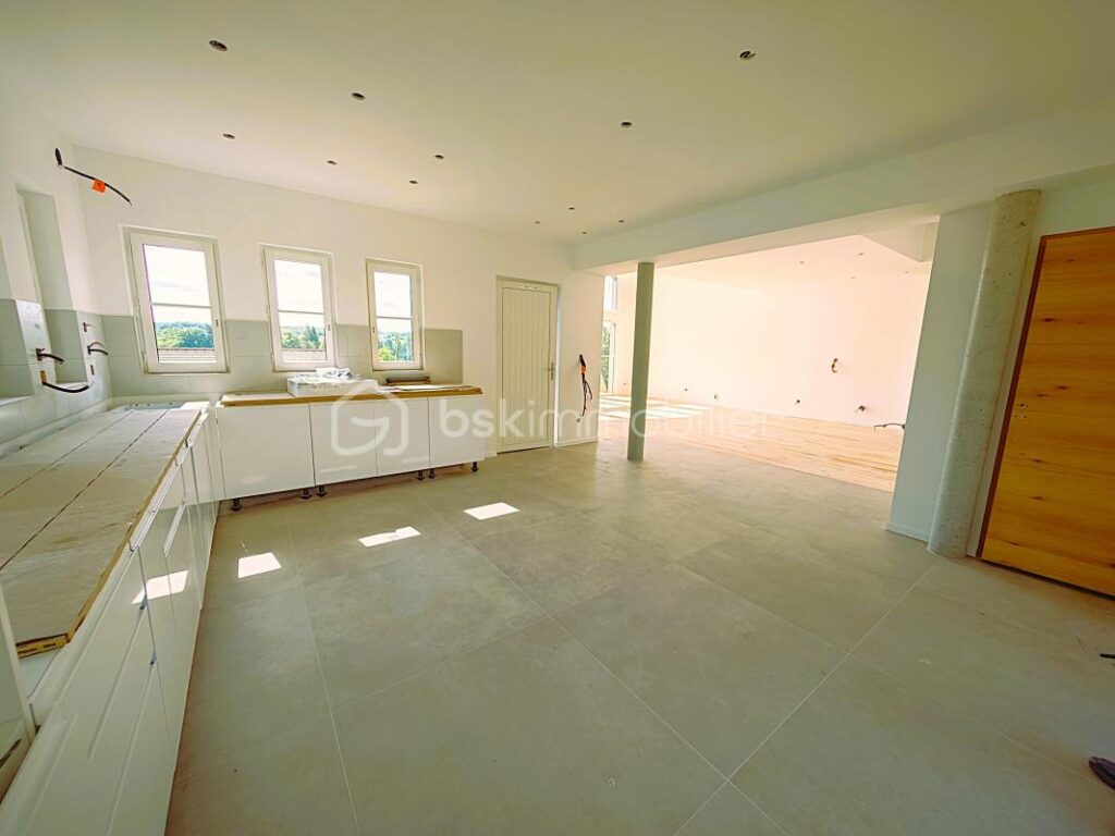 Maison exceptionnelle vue panoramique, d’une superficie de 144 m², sur sous-sol de 56 m² édifié sur terrain de 410 m² arboré et paysagé, RT 2020, 4 chambres, une salle d’eau, une salle de bain, 2 wc séparés – 6 pièces – 4 chambres – 144 m²