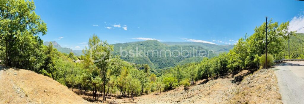 Terrain constructible de 1 605 m² – Vue panoramique – Pierrefeu (06910) À seulement 45 minutes de Nice, dans un cadre naturel privilégié – NR pièces – NR chambres – 1605 m²