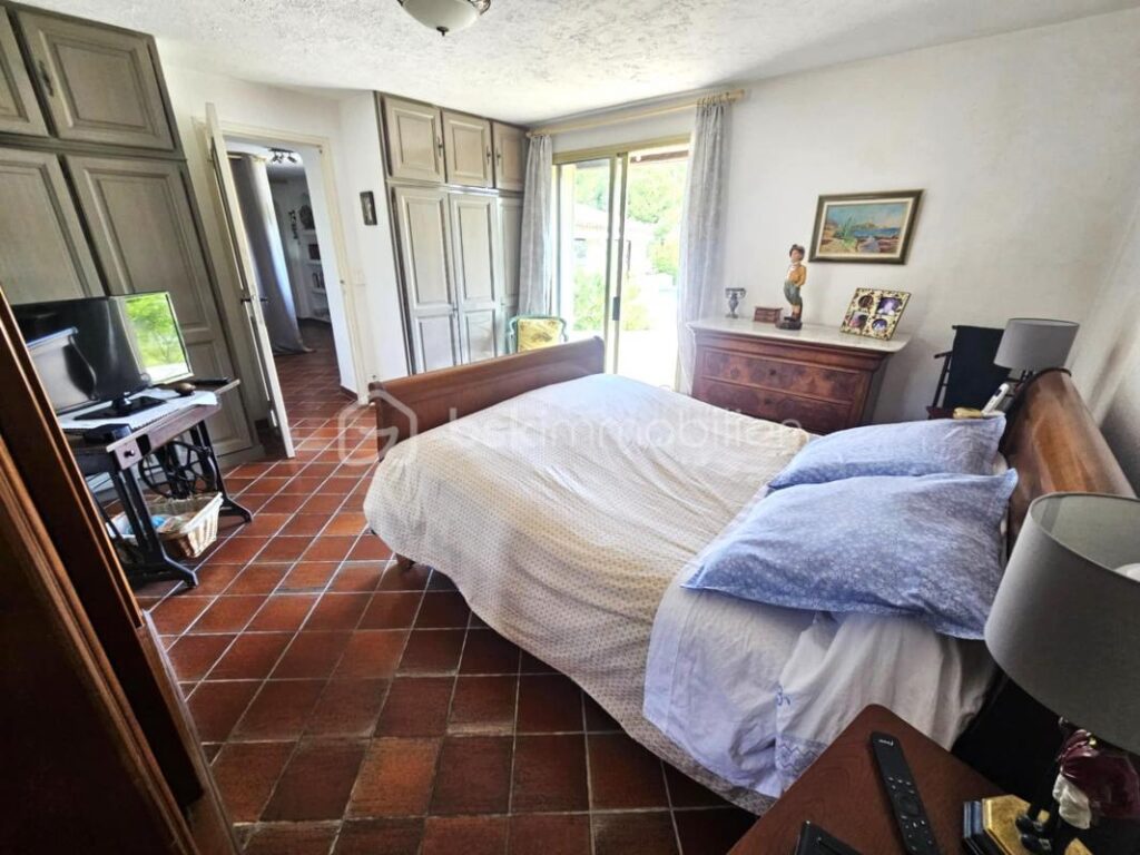 A Les Arcs (Var) – Maison traditionnelle de charme de 130 m² sur 2400 m² de terrain – Quartier résidentiel prisé – dépendance – piscine – Garage – 5 pièces – 3 chambres – 130 m²