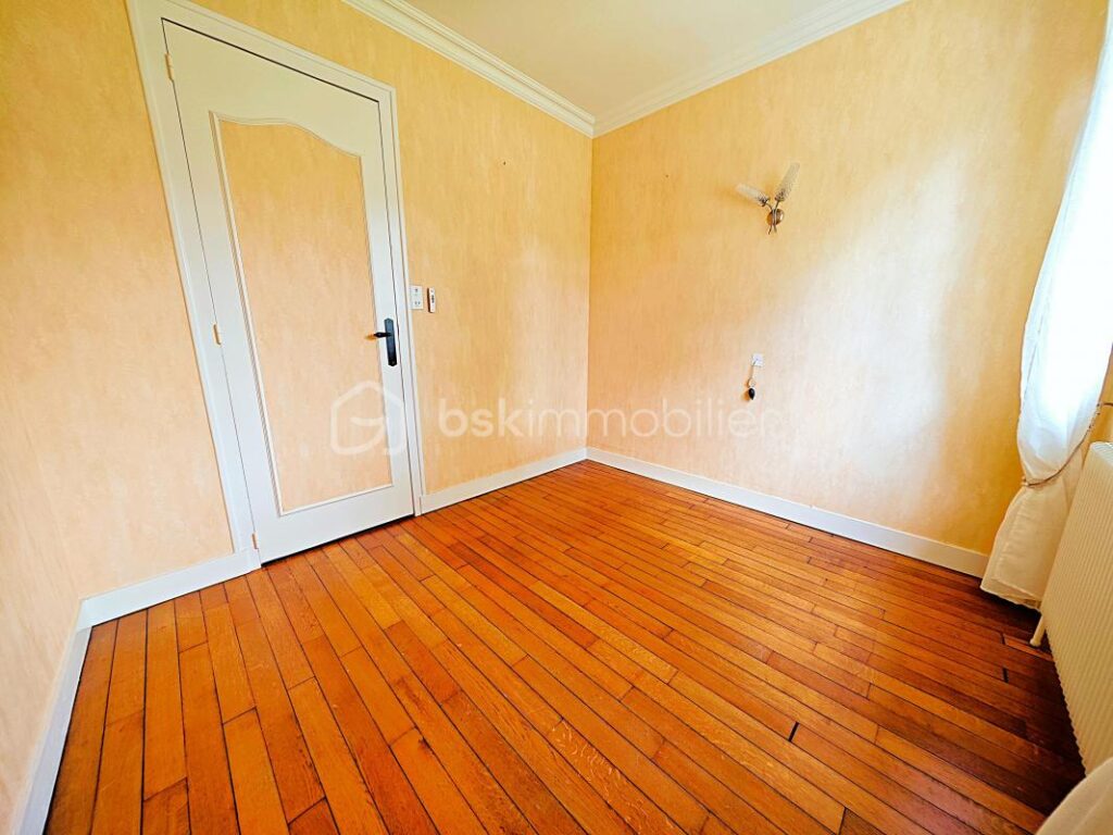 Maison de plain-pied de 80 m² sur sous-sol total sur terrain entièrement constructible et divisible de 1457 m² – 4 pièces – 2 chambres – 80 m²