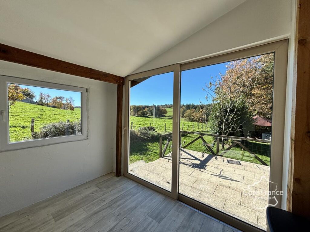 Maison d’été très charmante avec plus de 5 hectares du terra – 3 pièces – 2 chambres – 65 m²