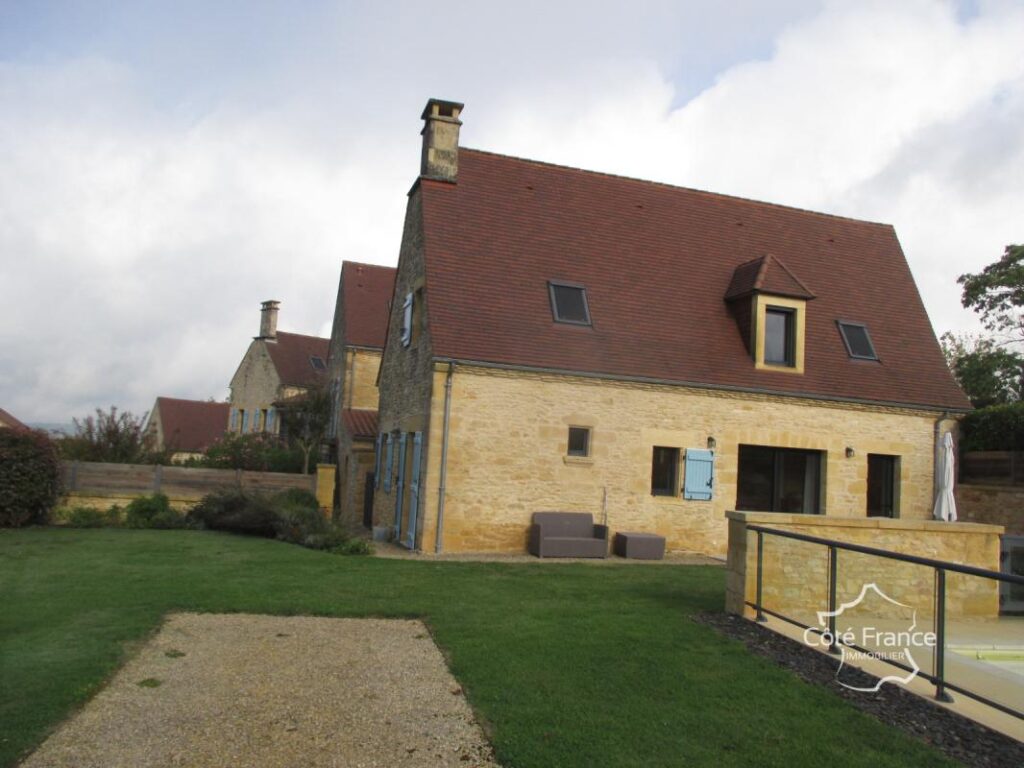 DORDOGNE-SARLAT LA CANEDA: ENSEMBLE IMMOBILIER DE GITES – NR pièces – 15 chambres – 720 m²