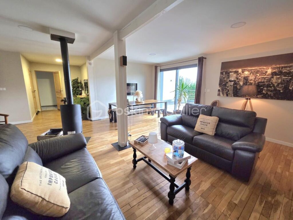 Charmante maison spacieuse près de Tours avec terrasse et parking ! – 6 pièces – 4 chambres – 170 m²