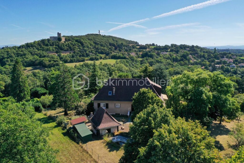 Maison d’exception sur parcelle d’environ 4 300 m² piscinable & constructible – 8 pièces – 7 chambres – 205 m²