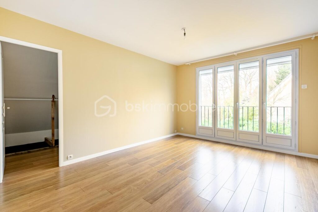 Maison familiale type ‘ORANGER’ 210m² à SAINT-WITZ – 8 pièces – 5 chambres – 210 m²