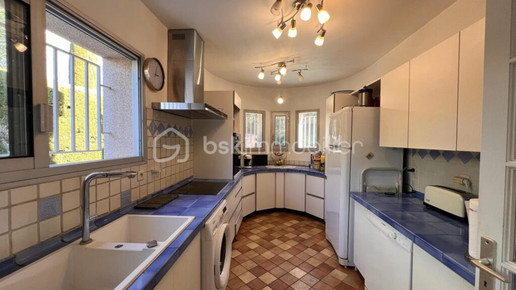 Villa 6 pièces, Piscine, Double garage, Calme, Quartier résidentiel – 6 pièces – 4 chambres – 150 m²