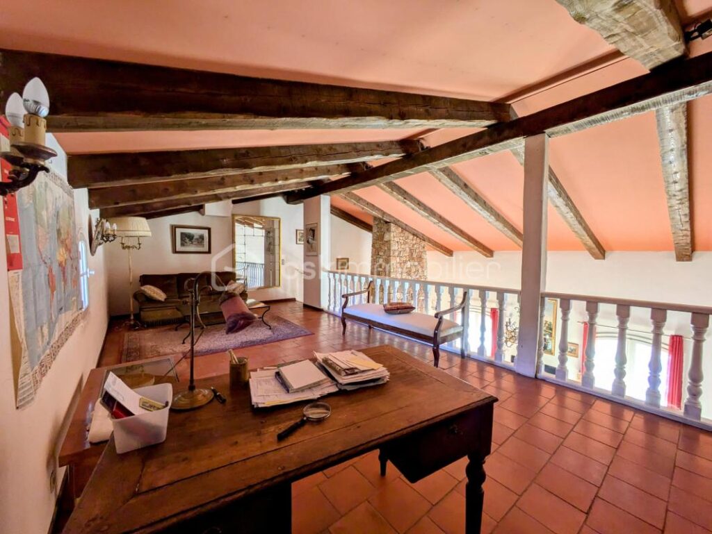 Maison d’architecte de 208m2 au calme sur terrain clos et sécurisé – 6 pièces – 4 chambres – 208 m²