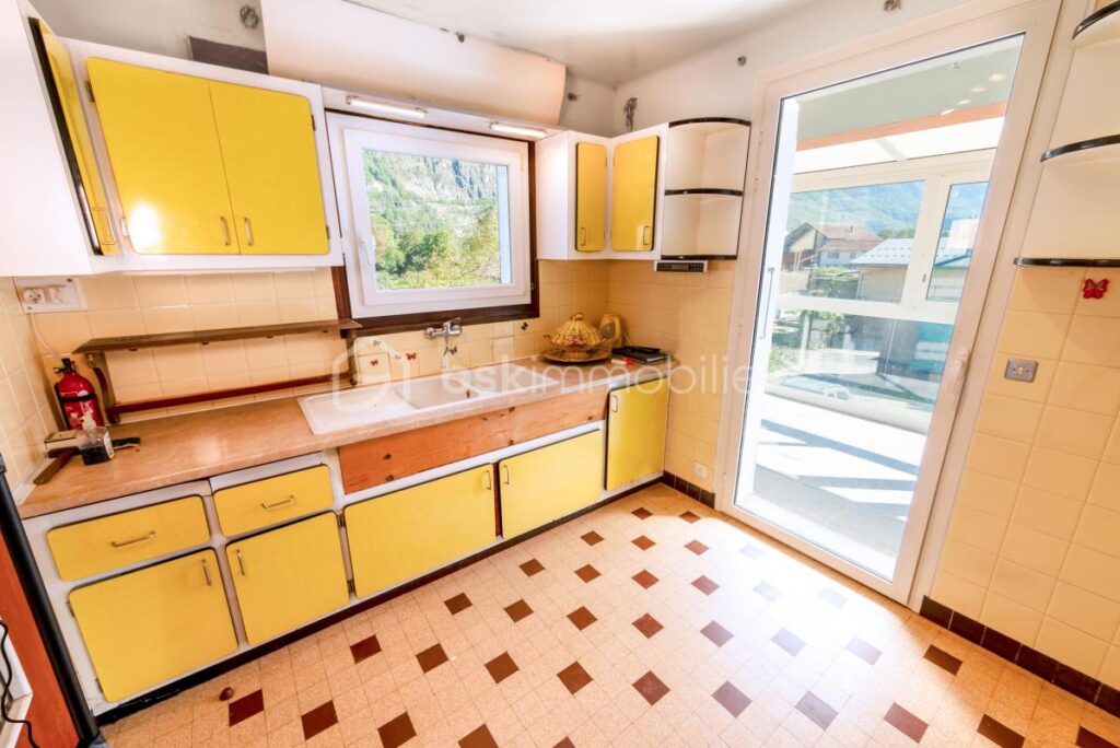 74300 – MAGLAND – GRANDE MAISON DE VILLAGE – PROJET DE RÉNOVATION – SITUATION AU CALME ET ENSOLEILLÉE – 3 NIVEAUX, 270M² DE SURFACE TOTALE POUR 170M² HABITABLES – 8 pièces – 4 chambres – 170 m²