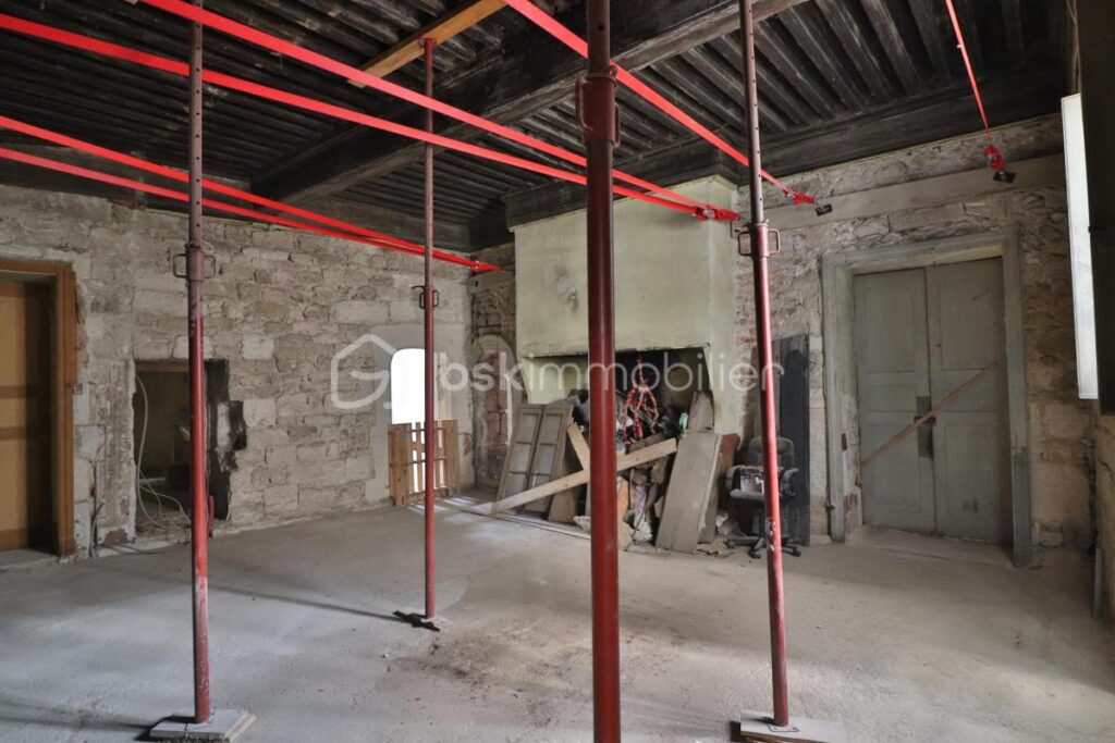 2 immeubles à rénover de 800m² avec cours, terrasse et balcon – NR pièces – NR chambres – 200 m²