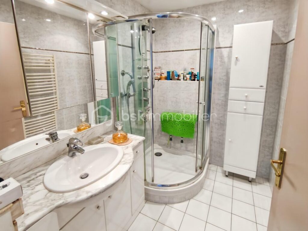 SUPERBE APPARTEMENT F4 DANS RESIDENCE DE STANDING AVEC ASCENSEUR A 8′ A PIEDS DE LA GARE + BOX VEHICULE – 4 pièces – 3 chambres – 72 m²