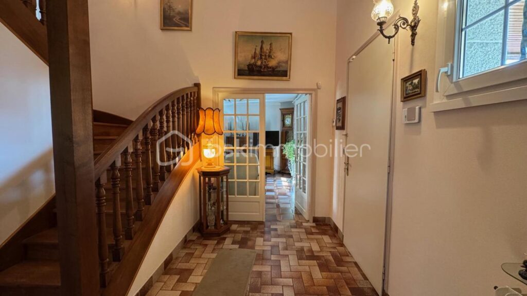 CHARMANTE MAISON TRADITIONNELLE – 8 PIÈCES – 5 CHAMBRES + 1 BUREAU – SOUS-SOL COMPLET – JARDIN CLOS ET ARBORÉ – 8 pièces – 6 chambres – 136 m²