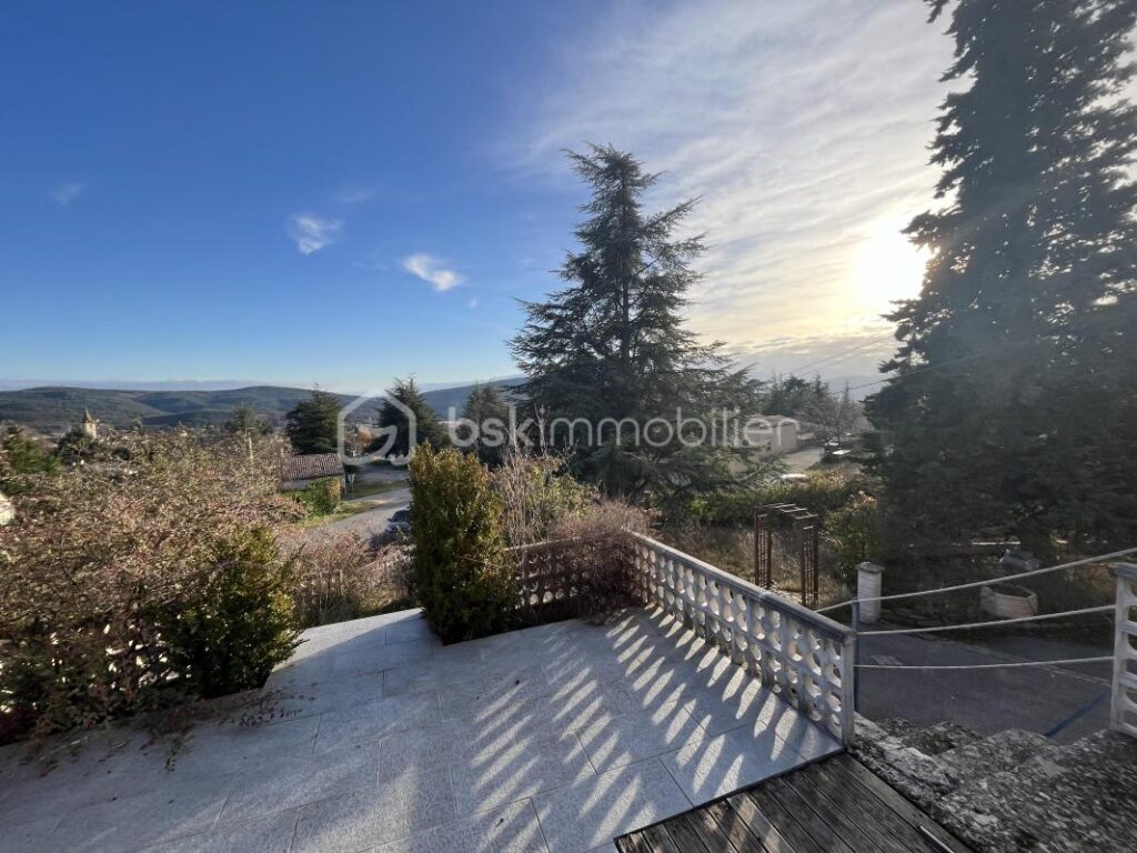 une maison de 145 m² à Saint-Étienne-les-Orgues – 4 pièces – 4 chambres – 143 m²