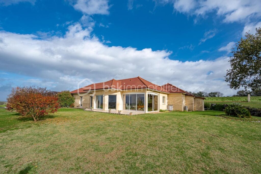 À VENDRE – À 7 min de Morlaàs , Maison contemporaine de plain pied – 133 m² – Terrain 2619 m² – Vue Pyrénées – Prestations haut de gamme – 4 pièces – 3 chambres – 132 m²