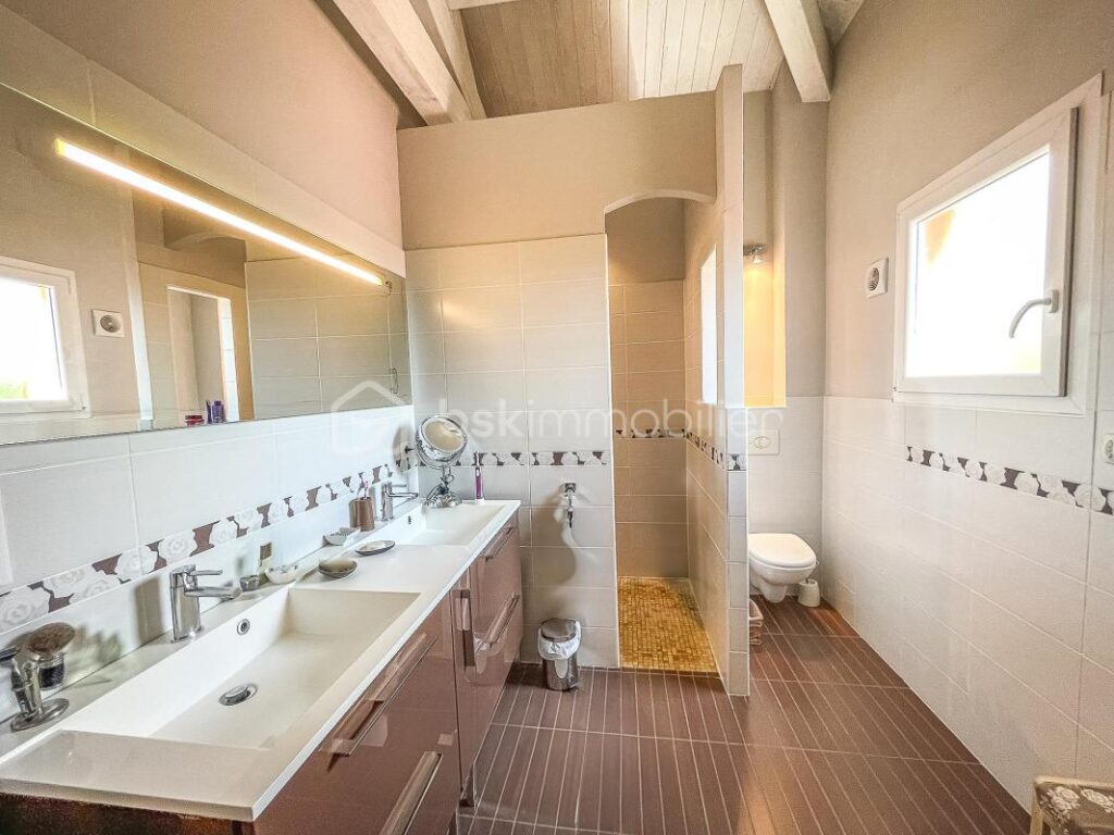 Domaine d’architecte 490 m² – 3 logements indépendants – Piscine à débordement – Vue panoramique – DPE A – Saint-Jean-de-la-Blaquière (34700) – 40 min Montpellier – 16 pièces – 12 chambres – 490 m²