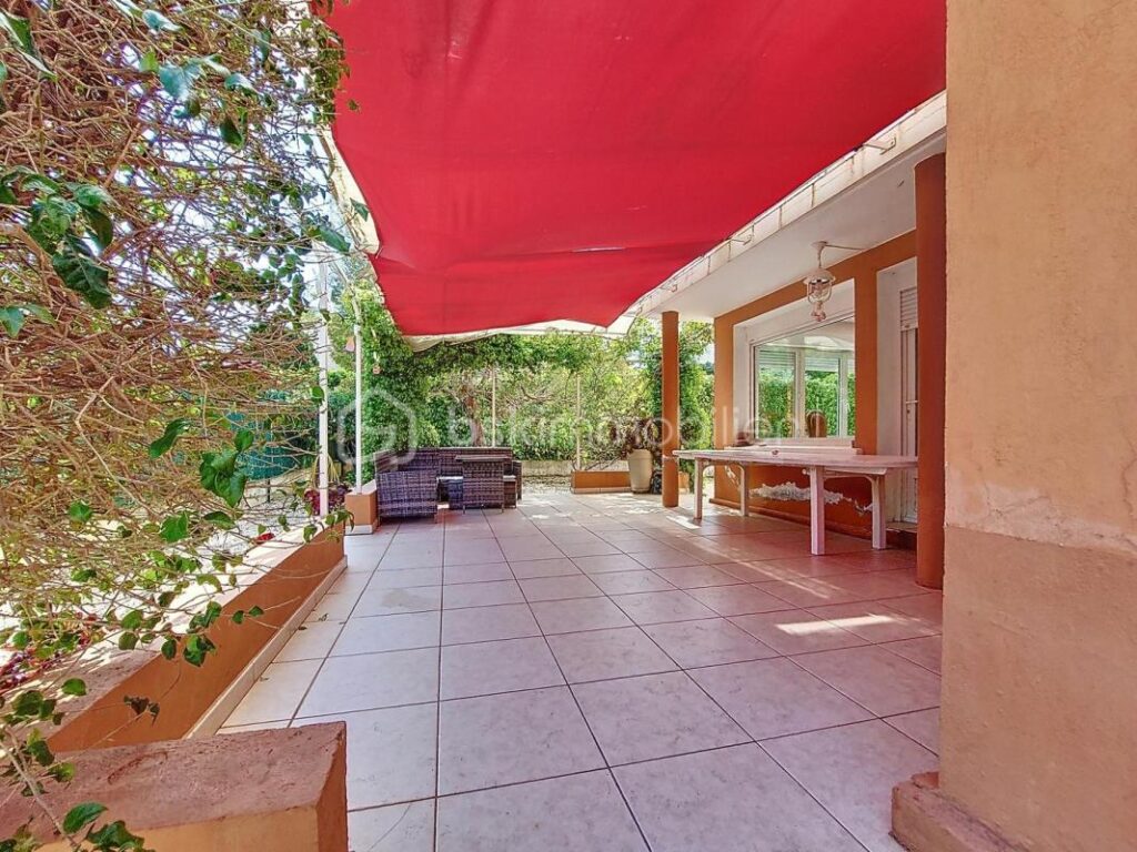 VILLA DE CARACTERE AVEC PISCINE – 7 pièces – 4 chambres – 158 m²