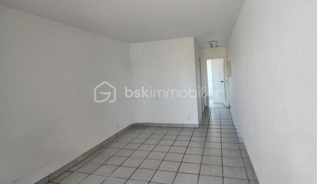 RARE – Grand T5 au bord de l’eau avec vue imprenable sur le Massif des Albères – 5 pièces – 2 chambres – 90 m²