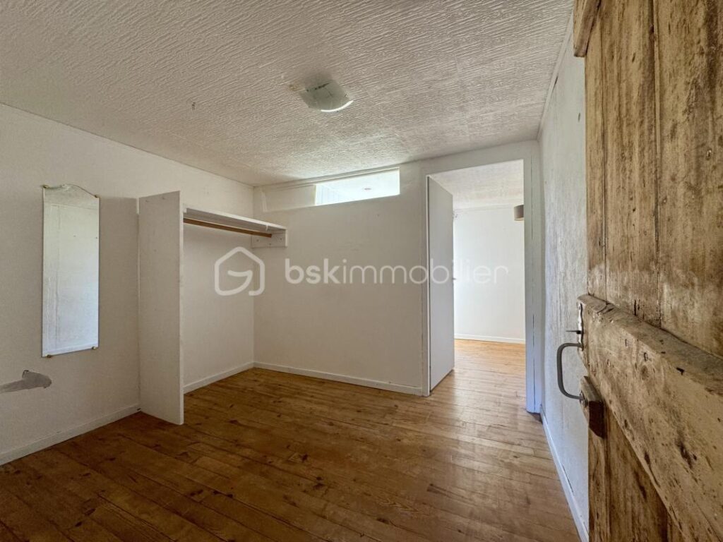 Ancienne ferme de 139m2 habitables – nombreuses dépendances – 4588m2 de terrain – 5 pièces – 3 chambres – 136 m²