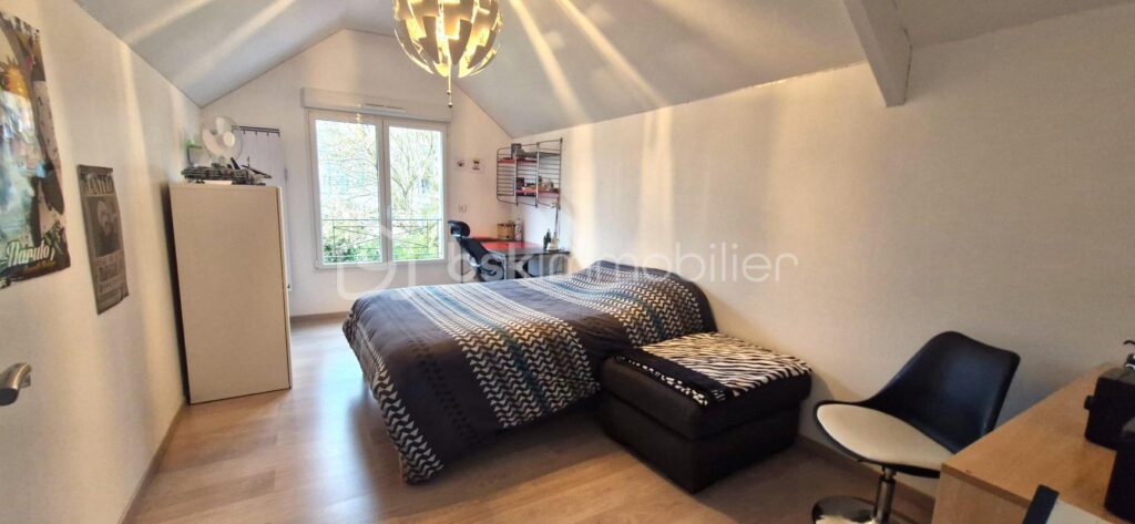 PROCHE MENNECY!!! SPACIEUSE MAISON INDEPENDANTE ! – 8 pièces – 5 chambres – 156 m²