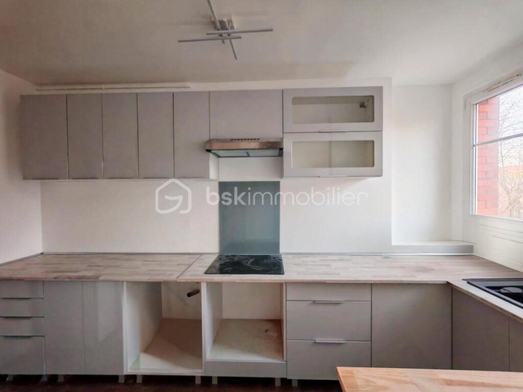 Appartement lumineux avec balcon en ville, idéal pour première acquisition – 3 pièces – 2 chambres – 57 m²