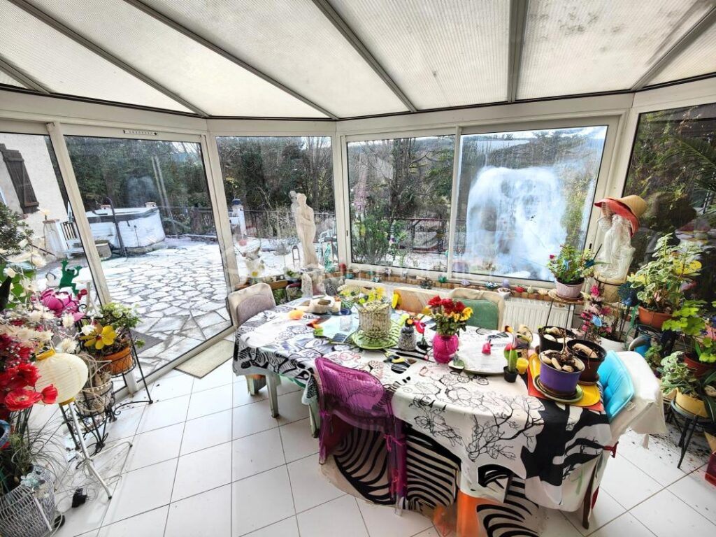 Belle maison familiale 5 ch dans un écrin boisé avec vue dégagée – 7 pièces – 5 chambres – 199 m²