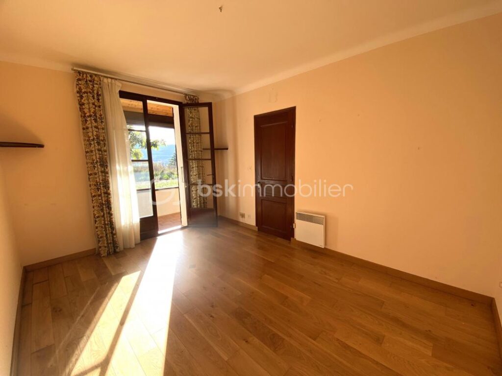 Maison traditionnelle de plain-pied de 133 m² – 6 pièces – 4 chambres + Grand Garage + Patio, sur un terrain de 4 000 m² – 6 pièces – 4 chambres – 133 m²