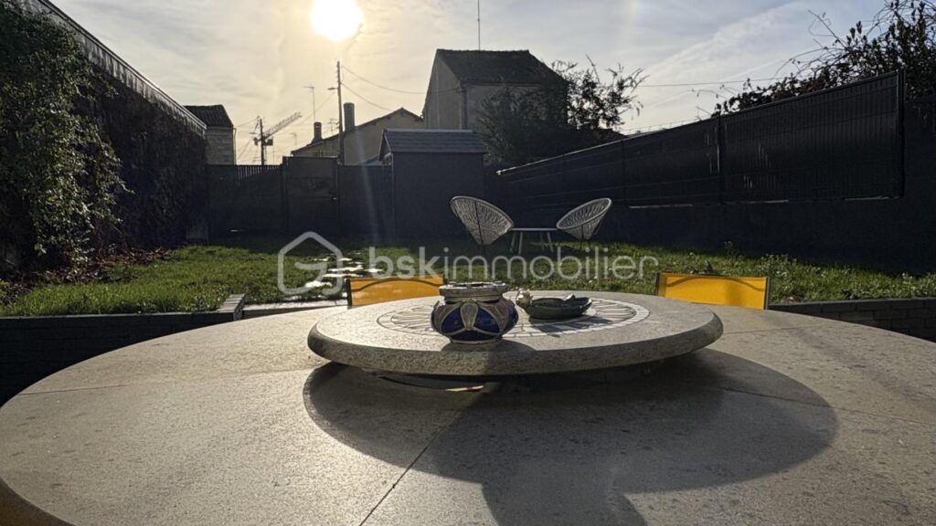 🏡 Rare en centre-ville de Bergerac – Maison 146 m² avec jardin et double garage – 6 pièces – 3 chambres – 146 m²