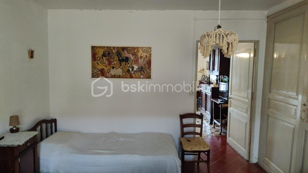 Premier niveau d’un ancien corps de ferme imprégné du charme de la Provence, avec piscine et vue exceptionnelle MONTLAUX 04230 – 4 pièces – 3 chambres – 110 m²