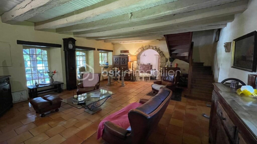 Grande propriété en pierre sur 86000m² de terrain – 7 pièces – 5 chambres – 226 m²