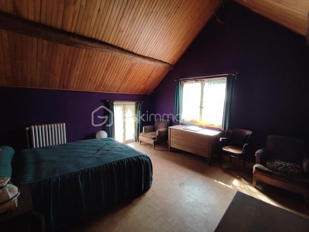 Une propriété comprenant deux habitations, une longère de 100 m² et un logement de 42 m² avec une grange et dépendances, cave sur 3406 m² de parcelle – 5 pièces – 3 chambres – 129 m²