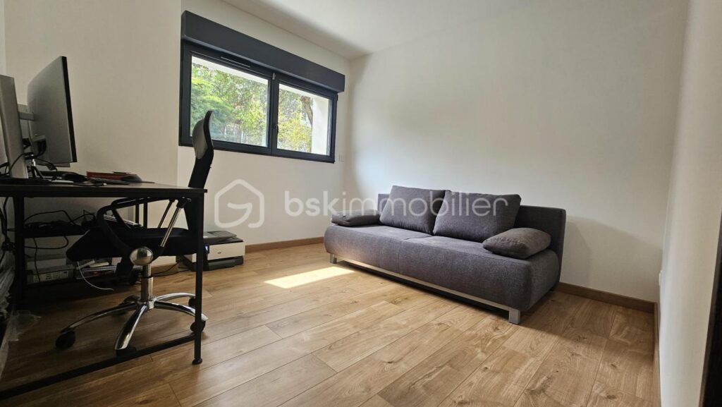 Ancien corps de ferme de 127 m2 entièrement rénové avec piscine – 4 pièces – 3 chambres – 122 m²