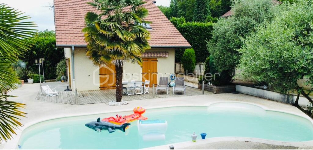 Maison F5 de 151 m² au sol, située sur les hauteurs de Voglans avec Piscine – 6 pièces – 4 chambres – 103 m²