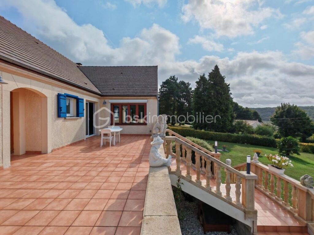 Maison à la vue magique de plain pied, sous-sol total et piscine – 8 pièces – 5 chambres – 269 m²