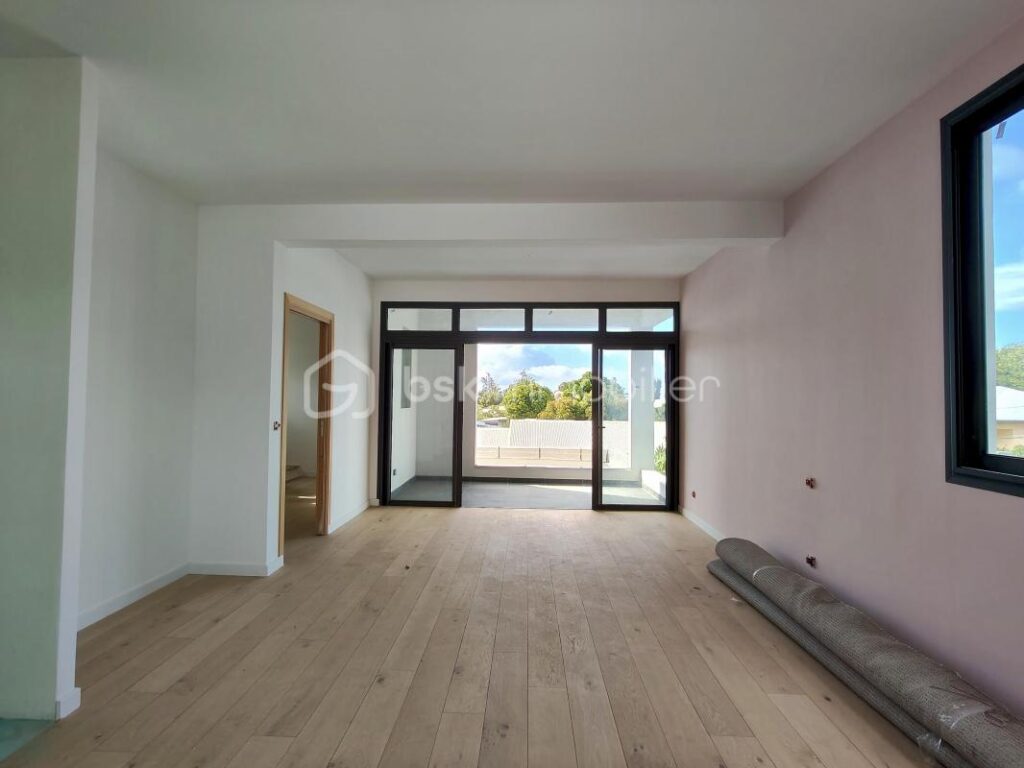 Villa Neuve de 200m² avec piscine – Saint-Paul – 5 pièces – 2 chambres – 200 m²