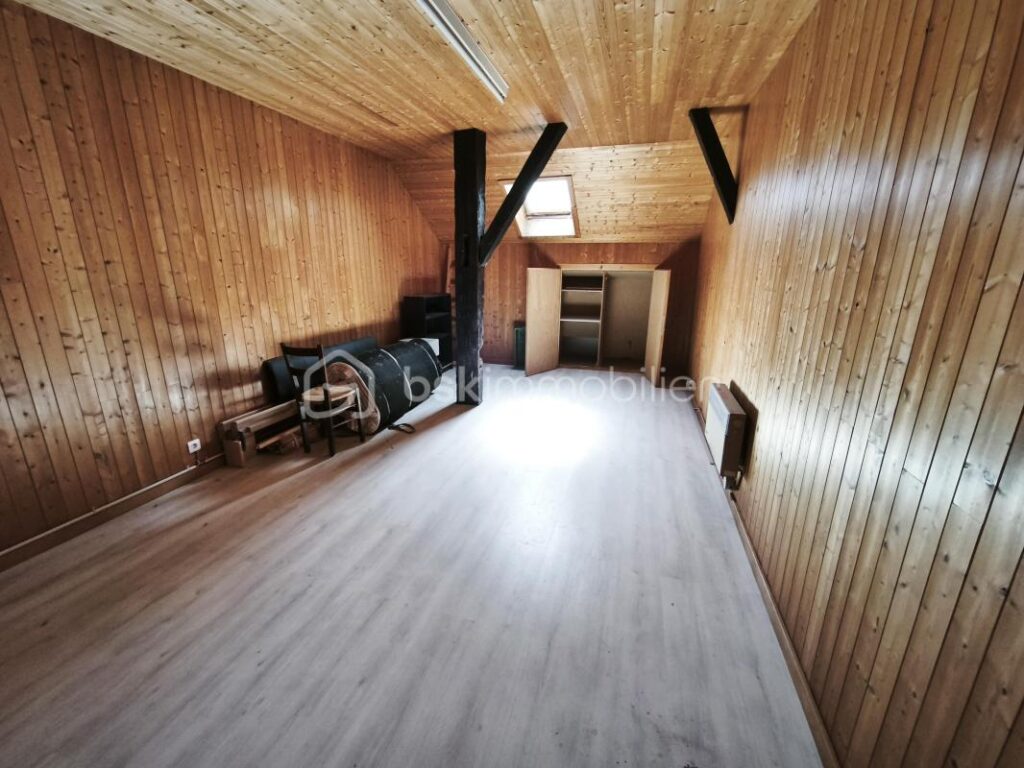 ferme de 303 m2 – 8 pièces – 2 chambres – 303 m²