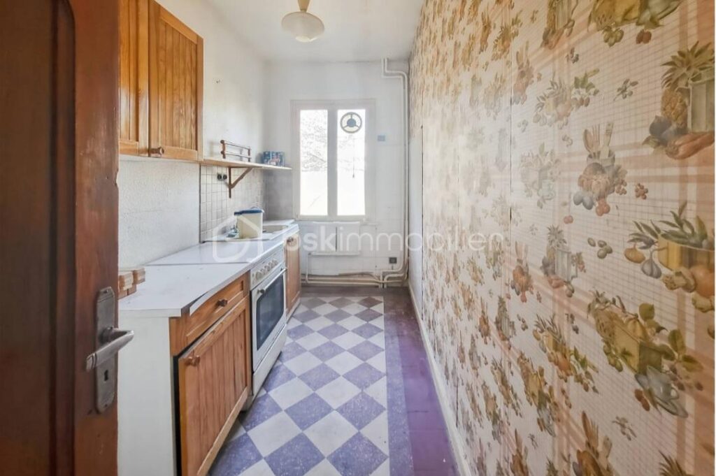 ***Opportunité rare pour investisseurs *-*vaste bâtisse de caractère à Embrun-*** – 40 pièces – NR chambres – 900 m²