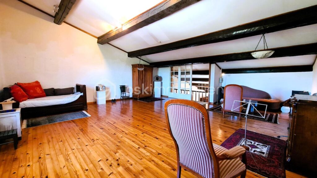 ***Propriété atypique- 299m²- T8- Terrasse- Cour- Garage- Extérieur- Calme- Vue***- Isolé- La Palme*** – 9 pièces – 6 chambres – 299 m²