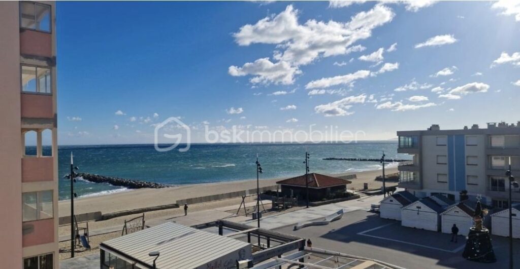 A VENDRE APPARTEMENT T2 CABINE RENOVE DE 50M² A SAINT CYPRIEN – COTE PLAGE – FRONT DE MER – VUE SUR LA MEDITERRANNEE ET LES ALBERES – PARKING PRIVE – ASCENSEUR – EMPLACEMENT PREMIUM – 3 pièces – 2 chambres – 50 m²