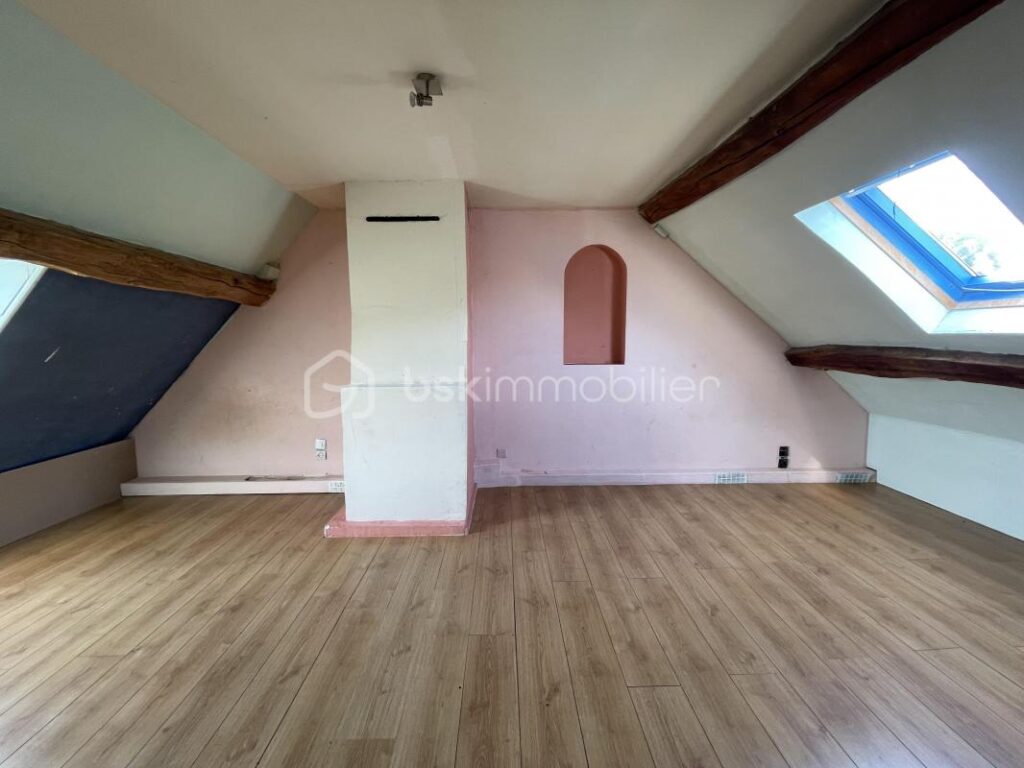 Maison de campagne sur 9800 m2de terrain – 4 pièces – 2 chambres – 106 m²