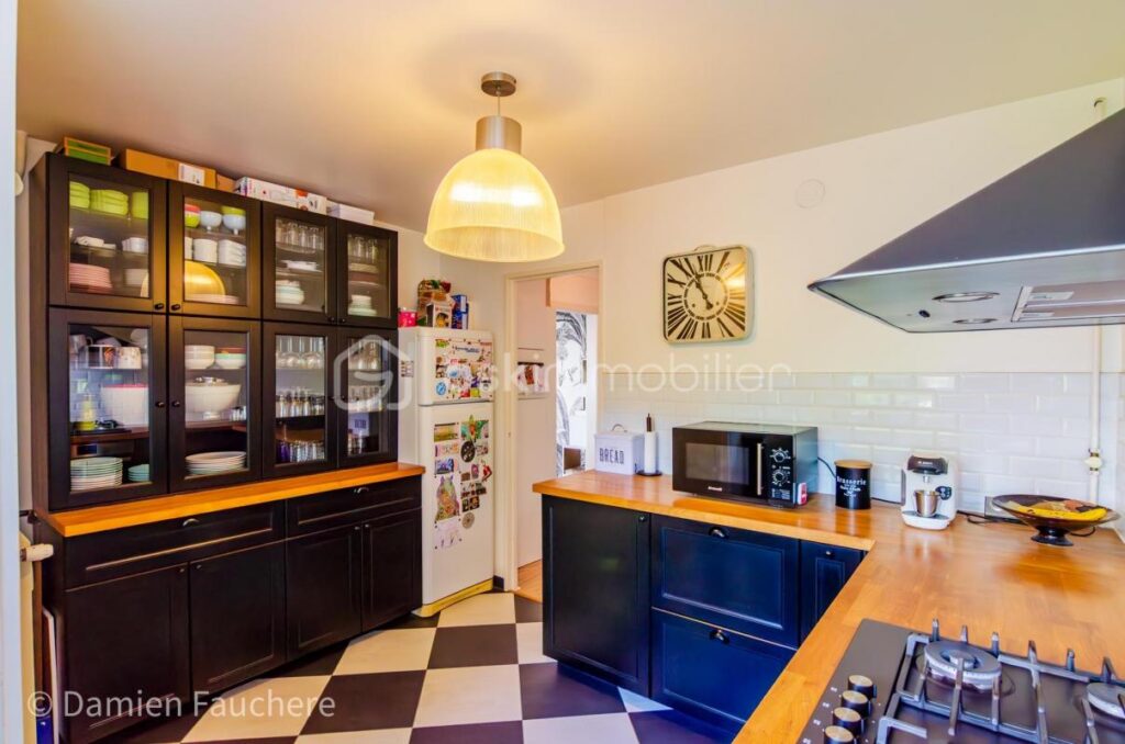 Spacieux 3 pièces traversant et en très bon état ! Avec 2 balcons et une cave, à 2 pas du Centre de Châtillon !! – 3 pièces – 2 chambres – 72 m²