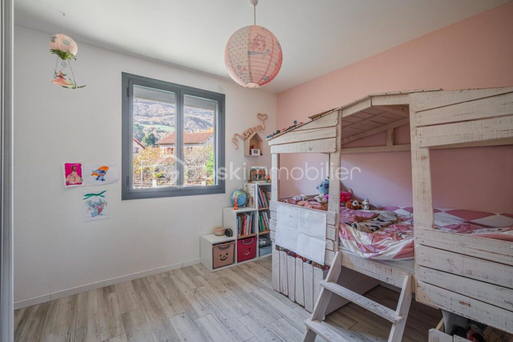 Maison individuelle de 130 m² habitables (174 m² au sol), terrain de 750 m2, vue sur les massifs, DPE C – 6 pièces – 4 chambres – 130 m²