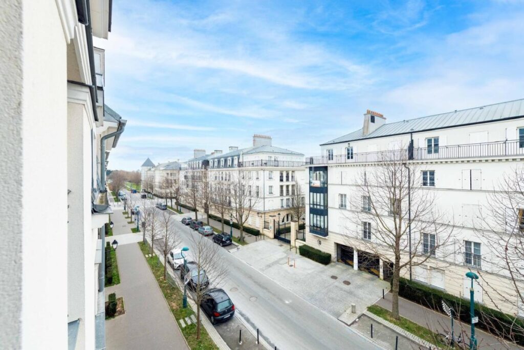 À VENDRE – Appartement 4 pièces – DPE C – Vue Disneyland – Serris (77700) – À 10 min à pied du RER – 4 pièces – 3 chambres – 79 m²