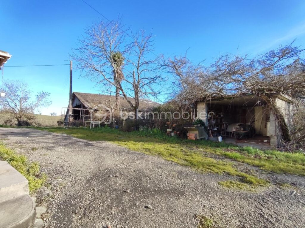 Corps de ferme avec grand terrain, et des dépendances – 6 pièces – 4 chambres – 155 m²