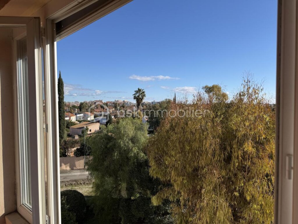 T4 duplex 67,5 m² dernier étage – loggia, garage, cave, parking – Hyères Ouest – 4 pièces – 3 chambres – 67 m²